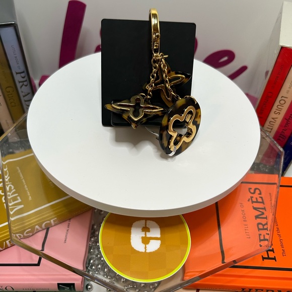 Louis Vuitton Logo Fleur d’Epi bag charm - Tortoise Shell Enamel - Picture 4 of 8